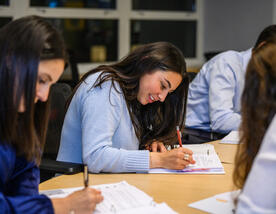 サックス・スカラーが教室で学ぶ